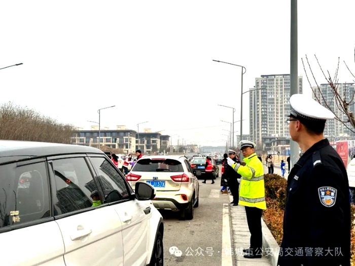 韩城交警在校园周边主要路段执勤，护学站岗，指挥交通，维护交通秩序。