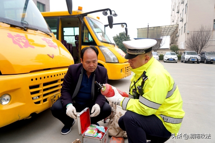 2月26 日，华州公安交警对辖区校车进行安全大检查。