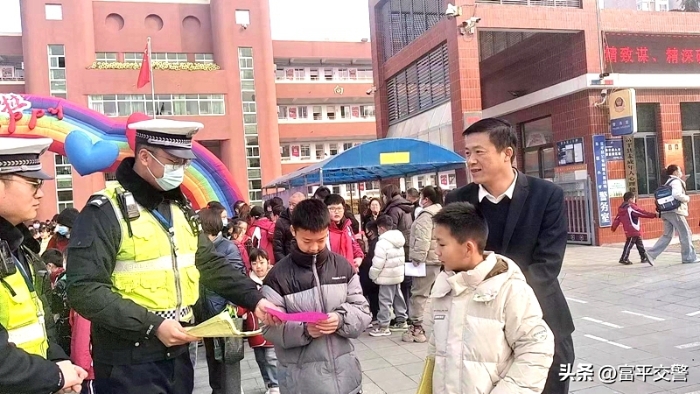 富平交警对学生进行交通安全宣传。