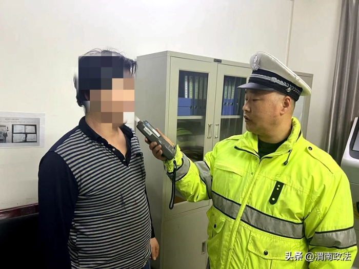 韩城交警查处一起酒后骑摩托车交通违法行为。