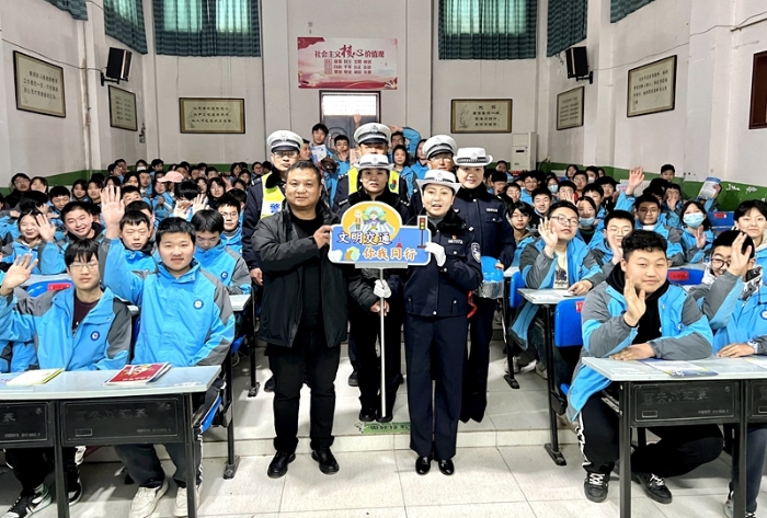 蒲城公安交警开展进校园“开学第一课”宣讲活动。