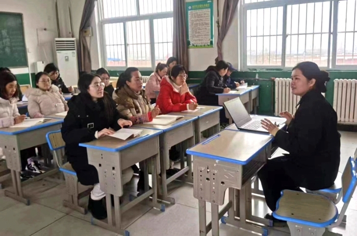 富平法院干警为华朱小学教师团队30余人送去了新学期的第一份“法治大礼包”。