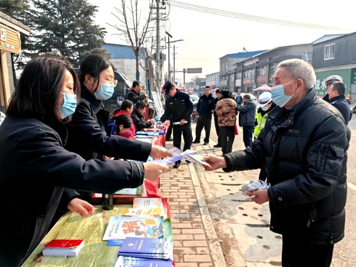 富平县检察院干警走进淡村镇开展平安建设宣传及服务活动。