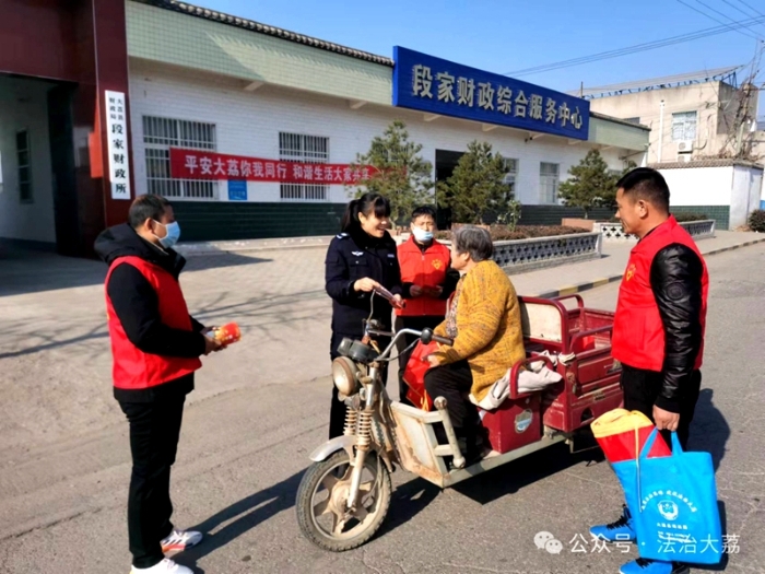 大荔县司法局段家司法所开展普法宣传进乡村活动。