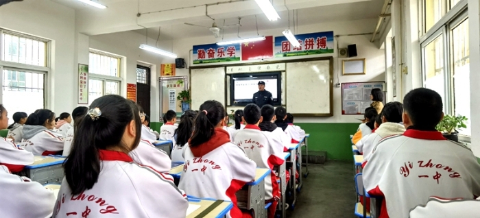 潼关网警开展打击整治网络谣言及网络暴力进校园活动。
