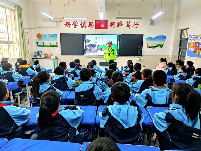 临渭交警大队民警走进贠张逸夫小学为同学们开展了一堂生动的“开学第一课”。