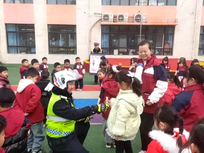 潼关交警走进幼儿园讲授交通安全第一课。