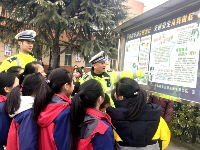 大荔公安交警深入辖区学校开展“开学第一课”交通安全宣传活动。