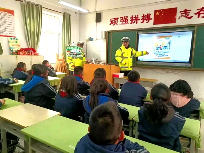 高新交警大队开展“开学第一课”交通安全宣传活动。