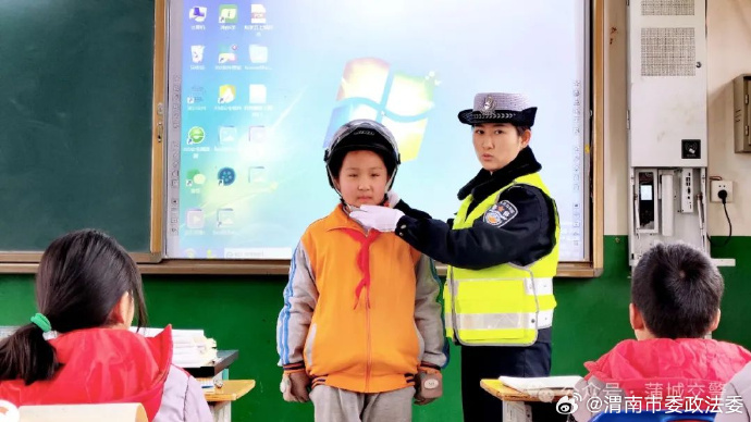 蒲城交警开展“开学第一课”交通安全宣传活动。