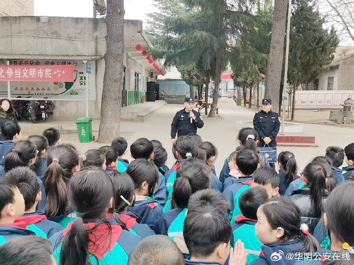 华阴公安城关派出所组织民警深入辖区学校开展进校园反诈宣传活动。