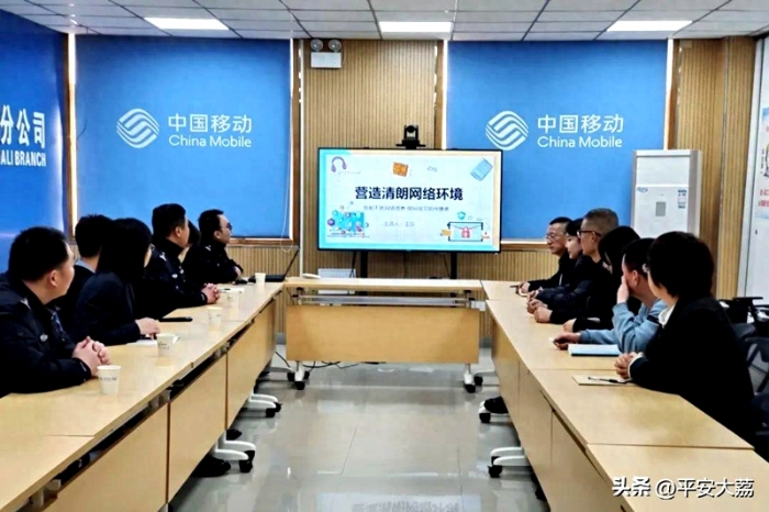 大荔公安网安大队深入企业开展打击整治网络谣言宣传活动。