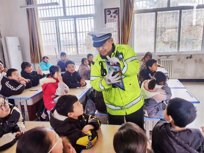 临渭交警大队民警来到官道中心小学，开展“开学第一课”交通安全主题宣传活动。