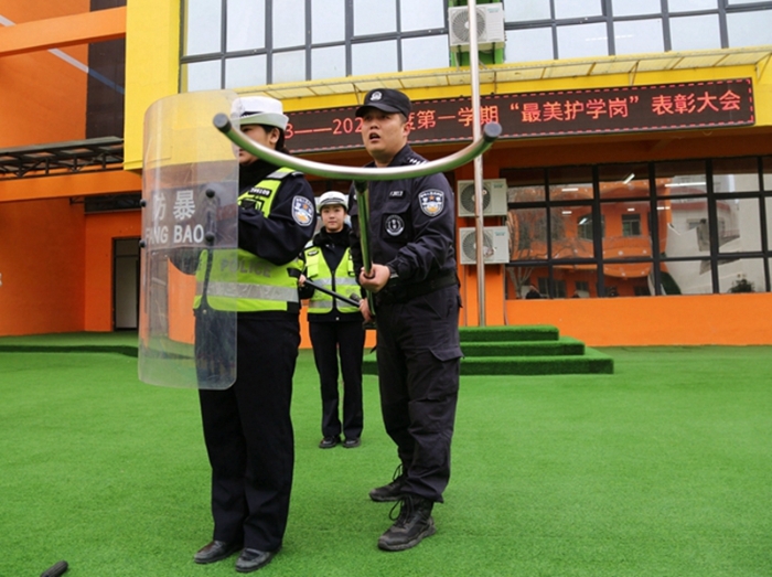潼关县公安局交警大队、巡特警大队联合辖区城北幼儿园开展校园安全防范技能培训。