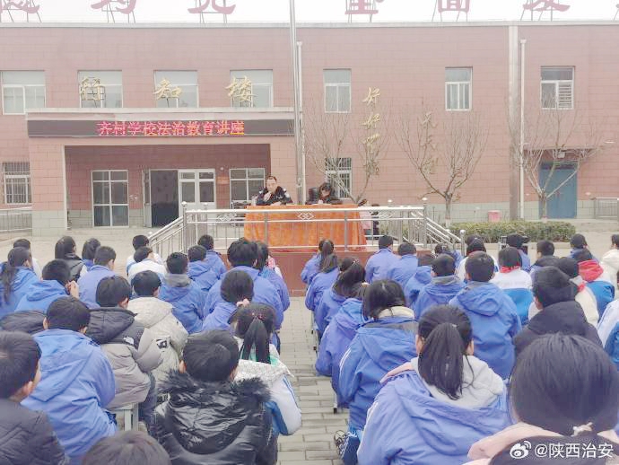 富平齐村派出所组织民警开展法治进校园活动。
