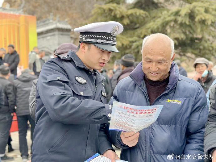 白水公安交警走进庙会现场开展交通安全宣传活动。
