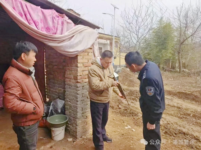 蒲城村民主动上缴气枪。