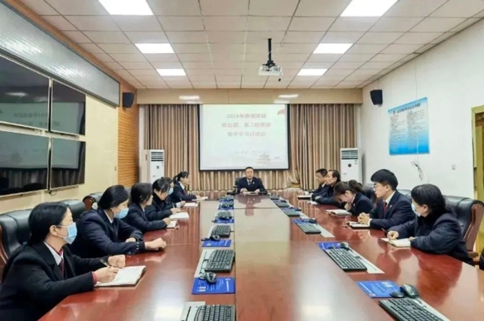 合阳县检察院干警互相交流，畅谈心得。