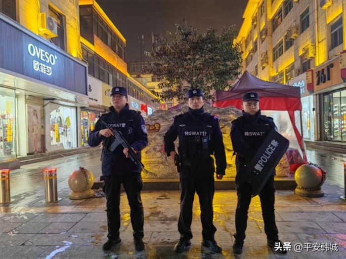 韩城公安民警在商业街区、旅游景区、交通枢纽等人员密集场所巡逻。