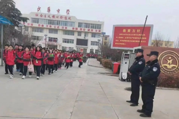华州公安全力护航开学季。