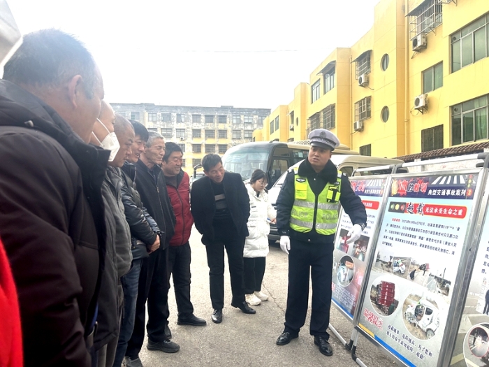 白水公安交警走进客运企业开展交通安全宣传活动。