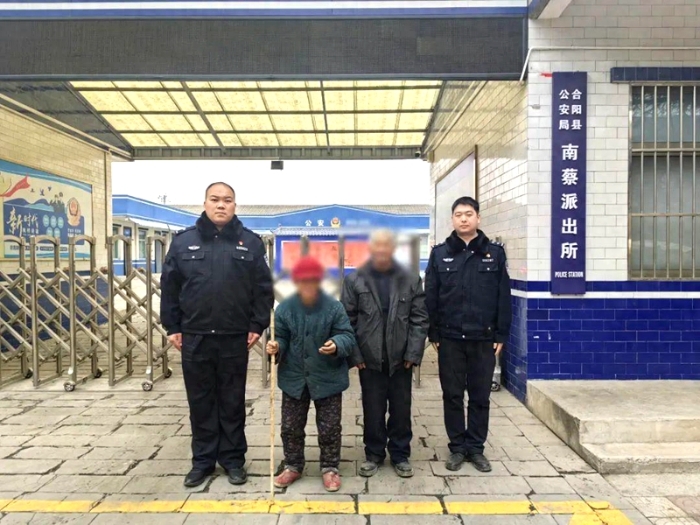 老人迷路误入国道，合阳民警助力送其回家。