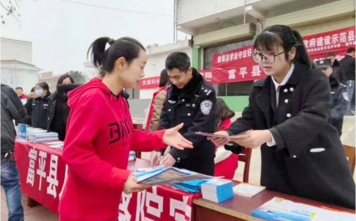 富平县人民法院刘集人民法庭开展“三八”普法宣传活动。