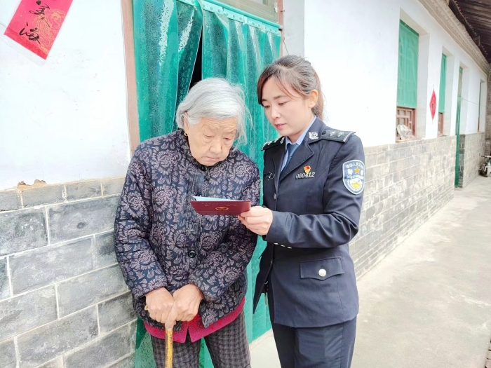 合阳公安开辟“绿色通道”为老人补办户口本