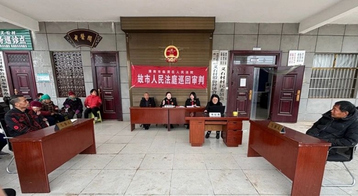 临渭法院公开开庭审理一起相邻纠纷案件。