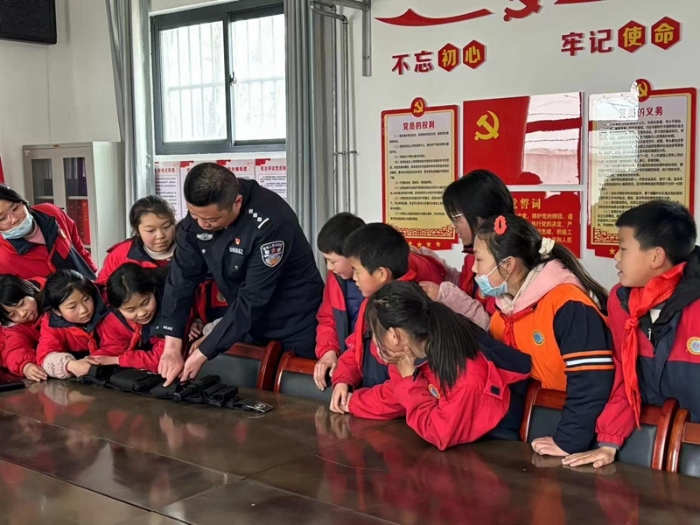 华阴小学生“零距离”感受警营色彩。