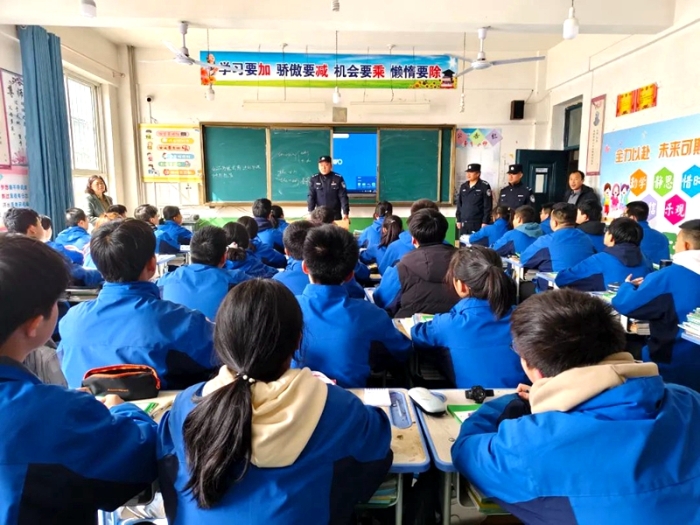 白水公安开展校园安全大检查。