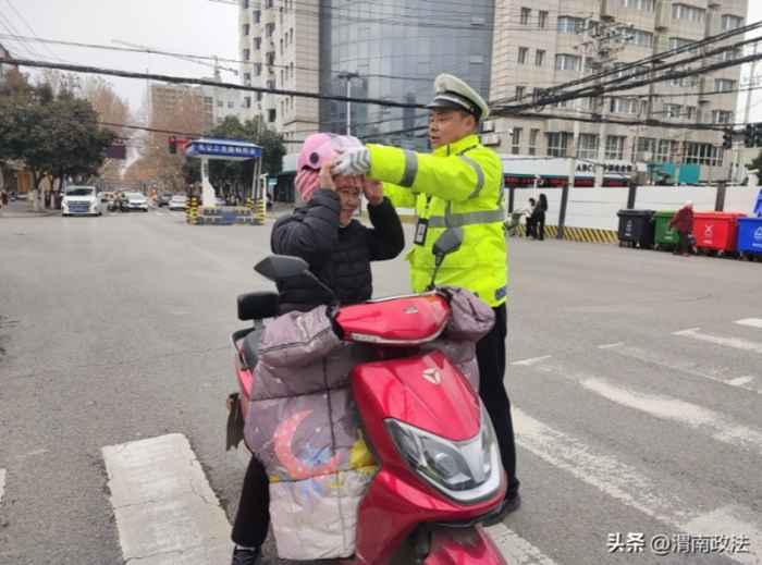 华州公安交警持续开展城区交通秩序专项整治行动。