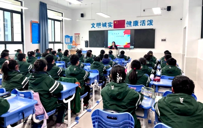 富平法院走进庄里小学开展法治教育讲座。