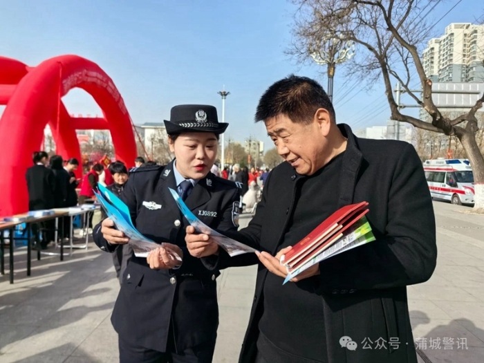 蒲城公安开展“三八妇女节”远离网络谣言普法宣传活动。