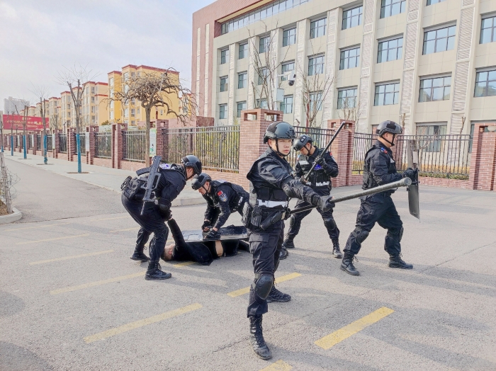 澄城公安巡特警联合澄城县城关第六小学组织开展校园反恐演练。