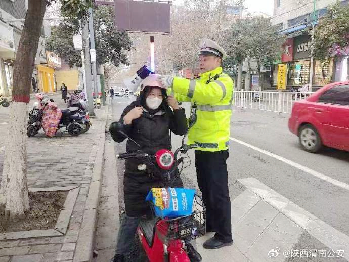 华州交警对各类交通违法行为进行劝导、查纠。