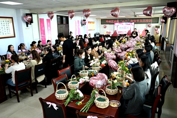 华州区法院举办“春之韵 ”庆“三·八”主题插花活动。