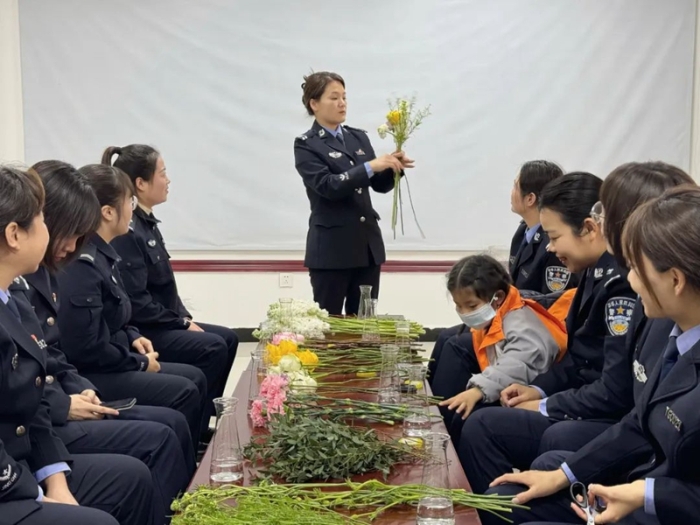 潼关县公安局举行“春暖花开 锦绣芳华”主题插花活动。