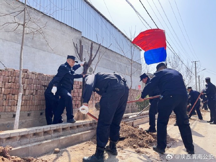 富平公安组织民辅警在流曲镇大岗村参加义务植树活动.