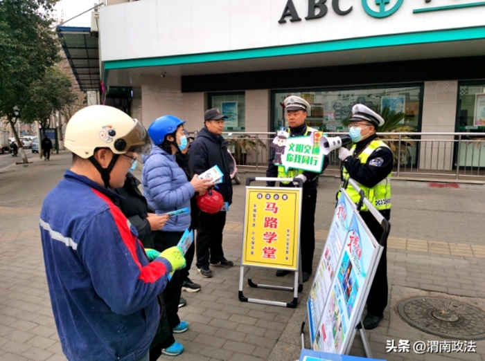 华州公安交警持续开展“一盔一带”整治行动。