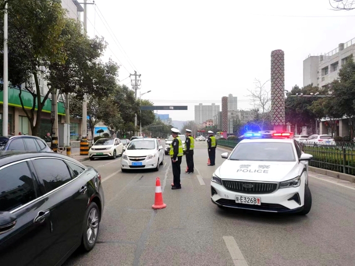 高新交警大队扎实开展城区交通秩序整治行动。