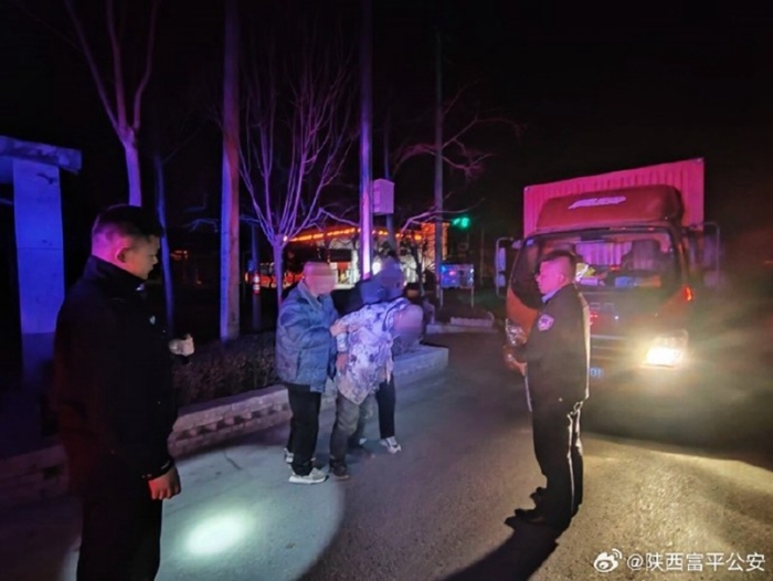 富平民警深夜暖心救助走失男子。