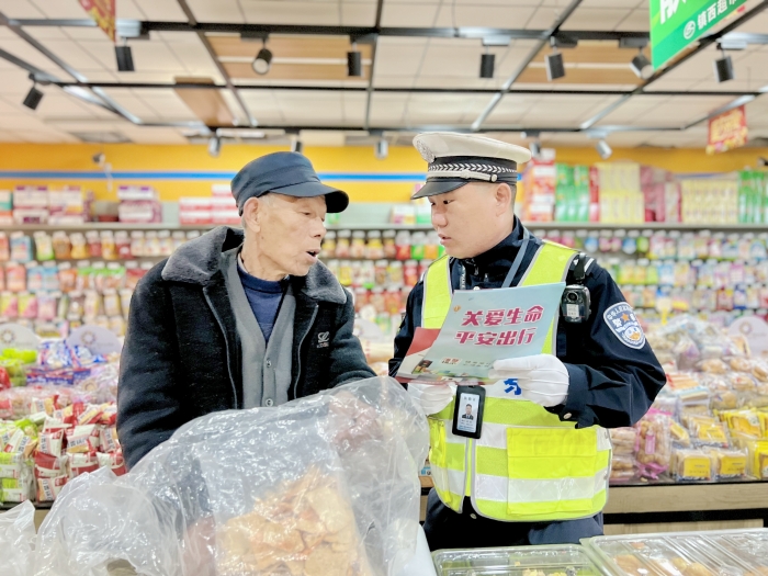蒲城公安交警走进沿街商铺开展交安宣传活动。