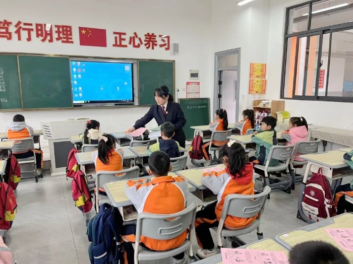 潼关检察开展法治进校园活动。