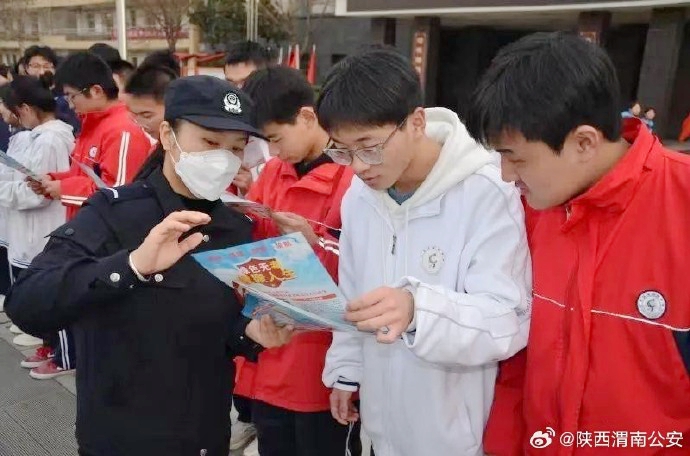 大荔公安禁毒大队走进大荔县城郊中学开展禁毒宣传活动。
