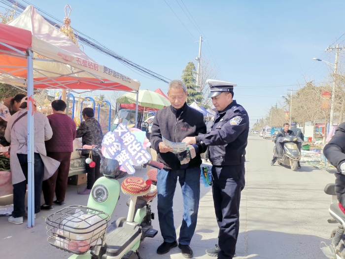 大荔公安交警深入辖区集会开展交通安全宣传。