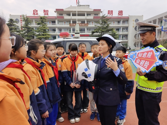 大荔公安交警走进云棋小学开展“知危险会避险”交通安全主题活动。