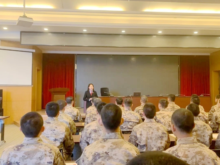 韩城法院为预定新兵送上役前法治第一课。