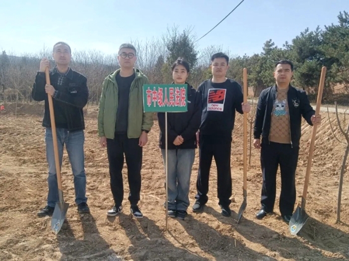 渭南中院组织参加义务植树活动。
