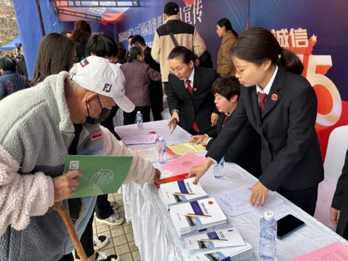 渭南市人民检察院组织干警积极开展法律宣传活动。